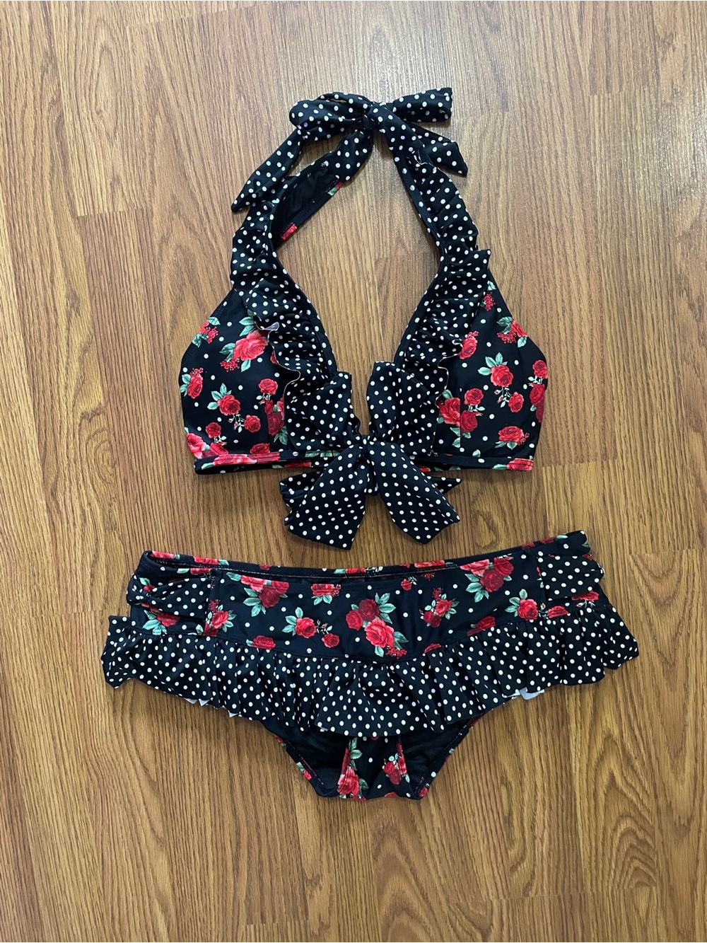 Hot Topic women’s large two piece bikini, retro halter ruffle floral black